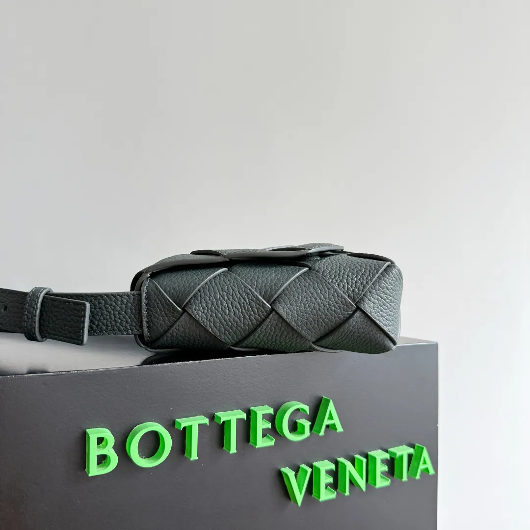 Batch 1860 BOTTEGA VENETA new Diago crossbody bag The diagonally built dynamic silhouette shows unique ingenuity. As a member of the B family's early autumn series, it uses the highest quality calfskin. The entire bag is softer, thicker and heavier, and durable. It is equipped with an adjustable strap. The texture of the 3cm wide leather strap is very similar to the litchi pattern. It is slightly stiffer than the litchi pattern. It is low-key, luxurious and full of connotation. It is refreshing and comfortable to match the upper body. Hu Yitian was also successfully captured by it. Style number: 795637 Size: 22.5*16.5*5.5cm
